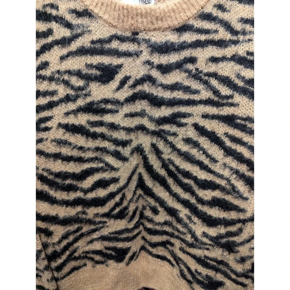 Divided H&M womens M tiger design long sleeve soft shirt top NWT‎